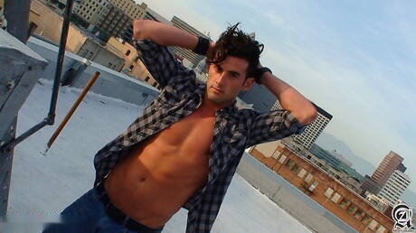 Il muscoloso americano Jake Ryans e il forzuto Tristan in una bollente scopata anale all