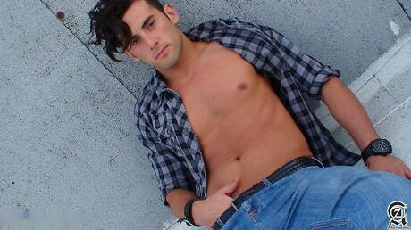 Il muscoloso americano Jake Ryans e il forzuto Tristan in una bollente scopata anale all