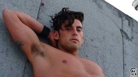 Il muscoloso americano Jake Ryans e il forzuto Tristan in una bollente scopata anale all