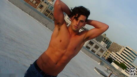 Il muscoloso americano Jake Ryans e il forzuto Tristan in una bollente scopata anale all