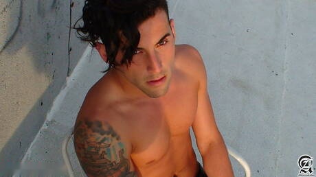 Il muscoloso americano Jake Ryans e il forzuto Tristan in una bollente scopata anale all