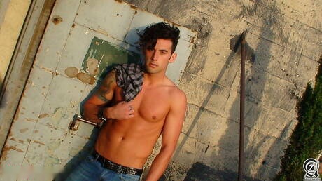 Der muskulöse Amerikaner Jake Ryans und der starke Mann Tristan bei einem heißen Arschfick im Freien