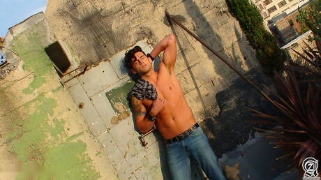 Il muscoloso americano Jake Ryans e il forzuto Tristan in una bollente scopata anale all