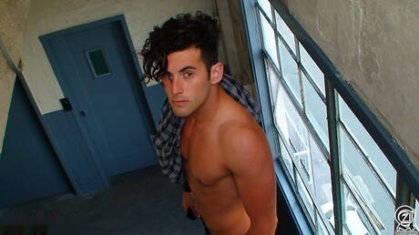 Il muscoloso americano Jake Ryans e il forzuto Tristan in una bollente scopata anale all