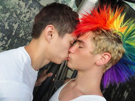 Les jeunes Américains Alec Grey et Josh Bensan dans une scène de fellation à l