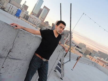 Beefcake Spungy Angel i muskularny Charlie Cherrybomb ruchają się w dupę po ssaniu na zewnątrz