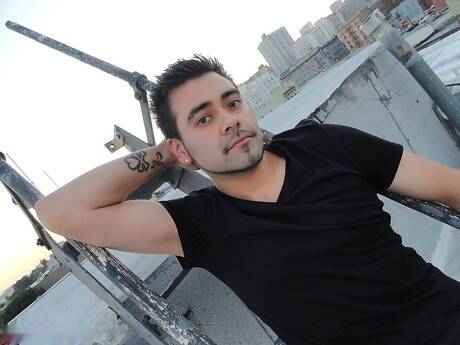 Beefcake Spungy Angel i muskularny Charlie Cherrybomb ruchają się w dupę po ssaniu na zewnątrz