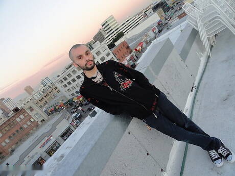 Beefcake Spungy Angel i muskularny Charlie Cherrybomb ruchają się w dupę po ssaniu na zewnątrz