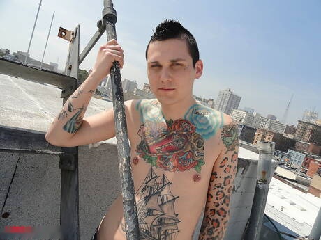 Il muscoloso Dustin e il muscoloso Sabastian Fischer in una scena omosessuale bollente all