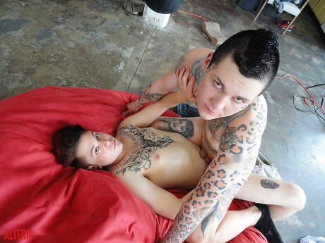 Dustin le costaud et Sabastian Fischer le costaud dans une scène homosexuelle torride en extérieur