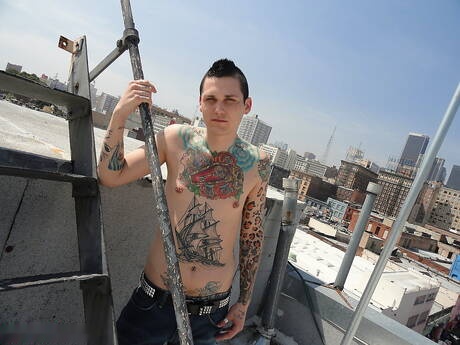 Dustin le costaud et Sabastian Fischer le costaud dans une scène homosexuelle torride en extérieur