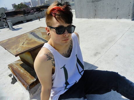 Dustin le costaud et Sabastian Fischer le costaud dans une scène homosexuelle torride en extérieur