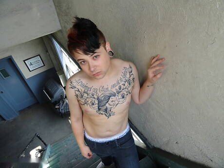 Dustin le costaud et Sabastian Fischer le costaud dans une scène homosexuelle torride en extérieur