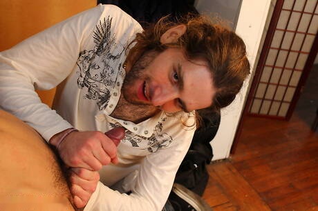 Il muscoloso Merdoc e il fusto Ramses in una scena di succhiacazzi