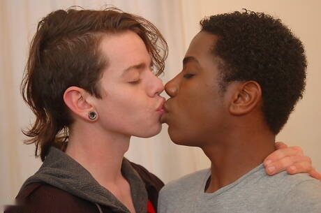 Alterna Dudes: Beautiful dude Jj and gorgeous guy Quinn Cassidy in interracial blowjob scene