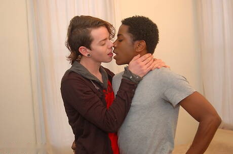 Il bellissimo Jj e lo splendido ragazzo Quinn Cassidy in una scena di pompino interrazziale