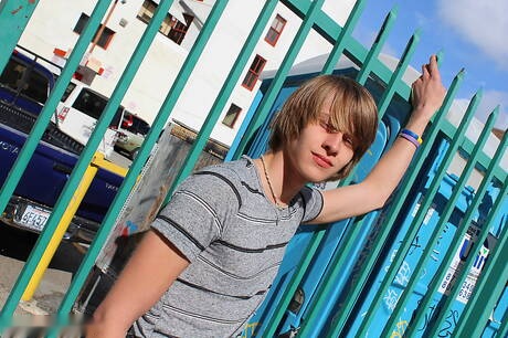 Twink Chato Bear und der junge Tanner Stark ficken, nachdem sie draußen Schwänze gelutscht haben