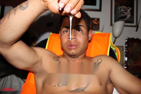 Latijnse, goed gebouwde Ricky masturbeert