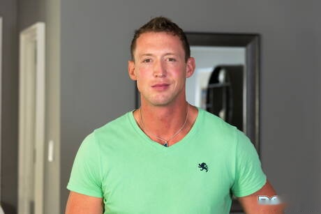 Zwei amerikanische Jungs, der gut gebaute Pierce Paris und der attraktive Casey Everett, lutschen und ficken sich gegenseitig