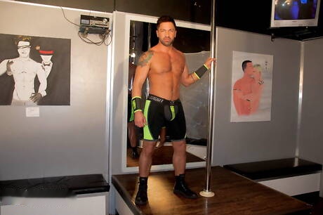 Der nette amerikanische Boy-Star Dominic Pacifico und der Hengst Casey Everett haben guten Sex