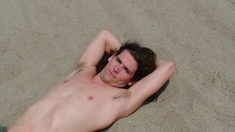 El hombre fuerte Spencer Kayne muestra un cuerpo perfecto después de caminar por la playa