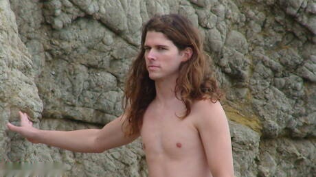 Alterna Dudes: El hombre fuerte Spencer Kayne muestra un cuerpo perfecto después de caminar por la playa