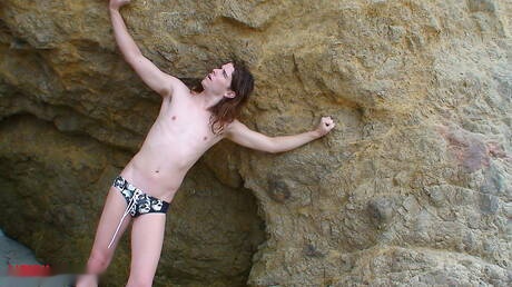 Strongman Spencer Kayne shows a perfect body after beach walking