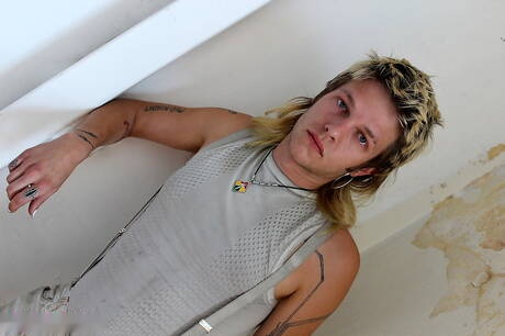 Hunk Angel Spheres montre un beau corps