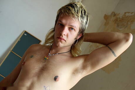 Hunk Angel Spheres zeigt einen wunderschönen Körper