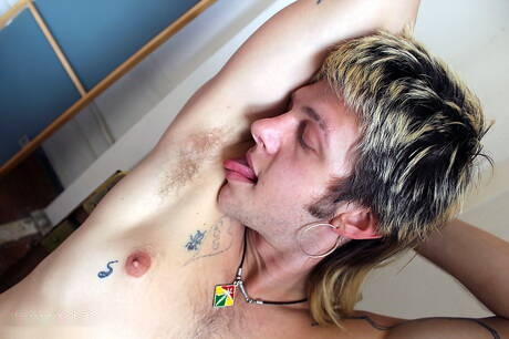 Hunk Angel Spheres zeigt einen wunderschönen Körper