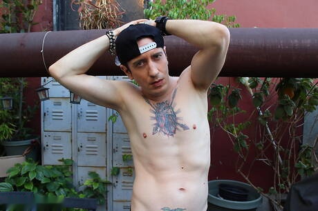 Il ben fatto Aj Addams e il bel ragazzo americano Shane Omen scopano dopo aver succhiato il cazzo all