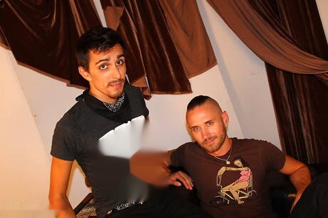 Le mec sexy Mat Tahari et son pote chaud Skyler baisent le cul après une pipe