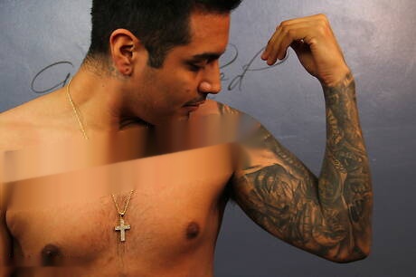 ラテン系のたくましい体格のオマール・エスピノサがオナニー