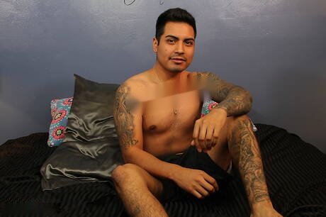 Latino well-built Omar Espinoza jerk off