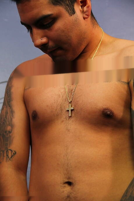 ラテン系のたくましい体格のオマール・エスピノサがオナニー