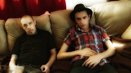 Der attraktive Teddy und der Hengst Joe in einer Schwanzlutschszene