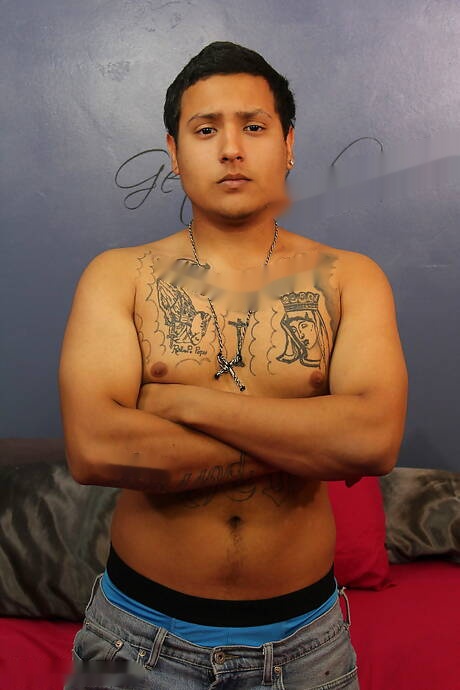 ラテン系のたくましいフィリップ・ブラウンがオナニーする