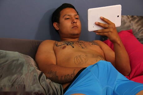 ラテン系のたくましいフィリップ・ブラウンがオナニーする