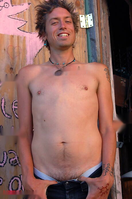 Il giovane Dax Blaze stuzzica il suo cazzo