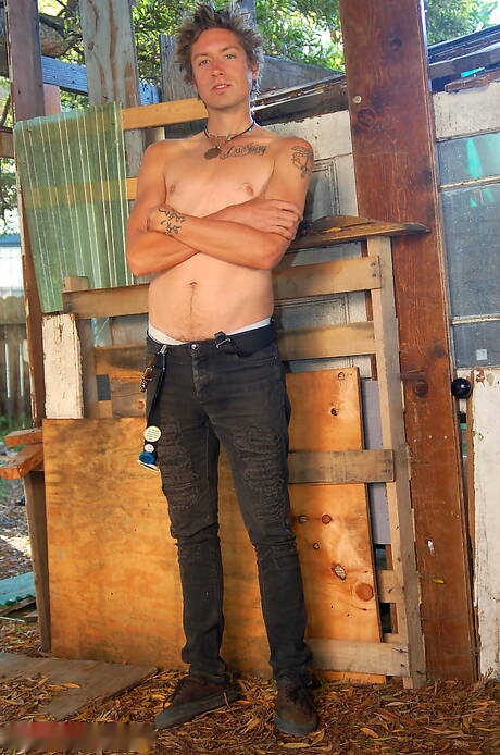 Il giovane Dax Blaze stuzzica il suo cazzo