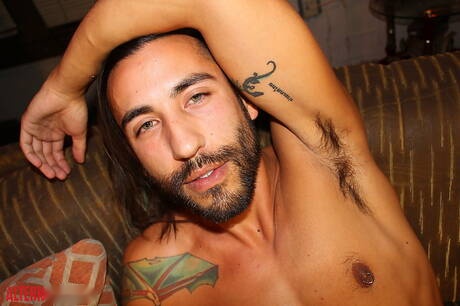 Il duro latino Jace si masturba il cazzo