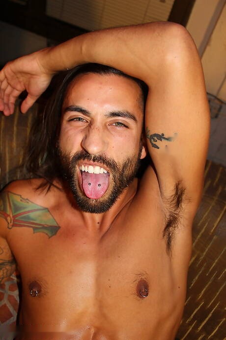 Il duro latino Jace si masturba il cazzo