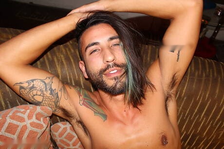 Il duro latino Jace si masturba il cazzo