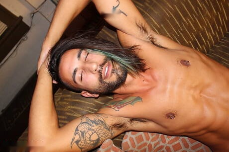 Il duro latino Jace si masturba il cazzo