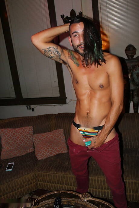 Il duro latino Jace si masturba il cazzo