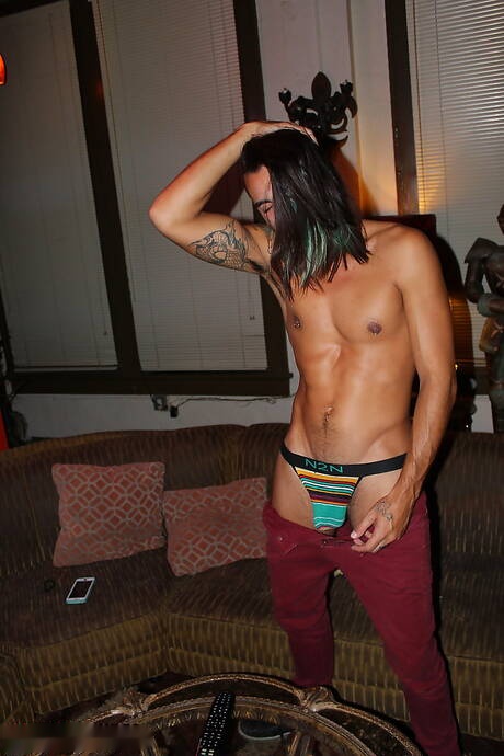 Il duro latino Jace si masturba il cazzo