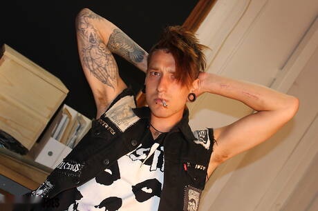 Beefcake Devlin stuzzica il suo cazzo