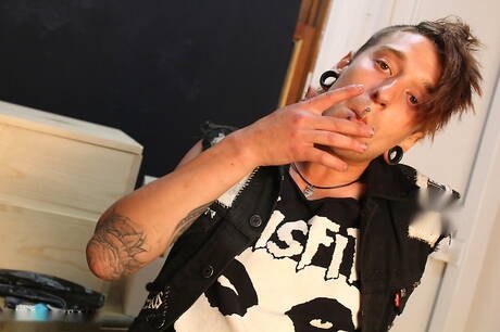 Beefcake Devlin stuzzica il suo cazzo