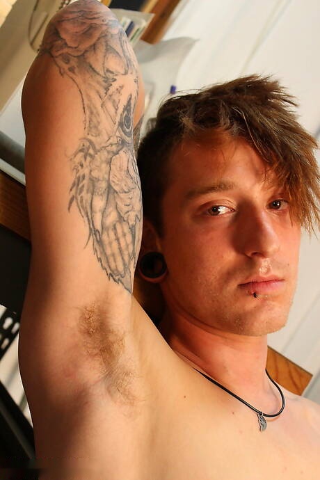 Muskelprotz Devlin neckt seinen Schwanz