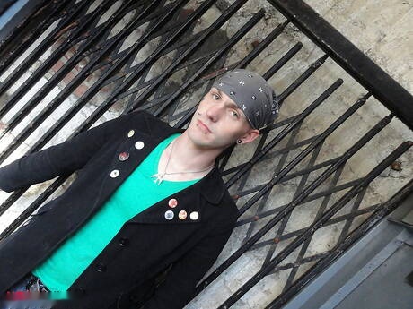 Il giovane Fievel posa nudo